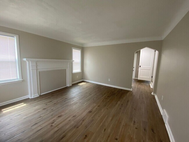 Building Photo - Freshly Renovated 3-Bedroom Home – Quality...