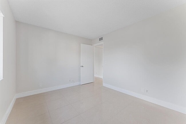 Building Photo - 537 Shady Pine Way