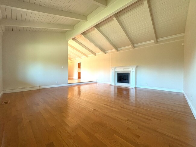 Building Photo - Charming Single Family Home in Los Altos H...