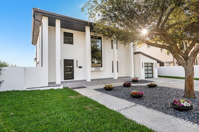 Building Photo - 1351 Bay Terrace