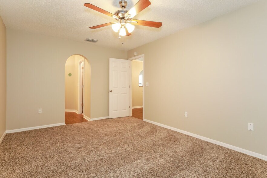 Building Photo - 2668 Lantana Lakes Dr W