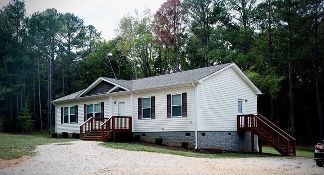 Building Photo - Charming Country Three-Bedroom Two-Bathroo...