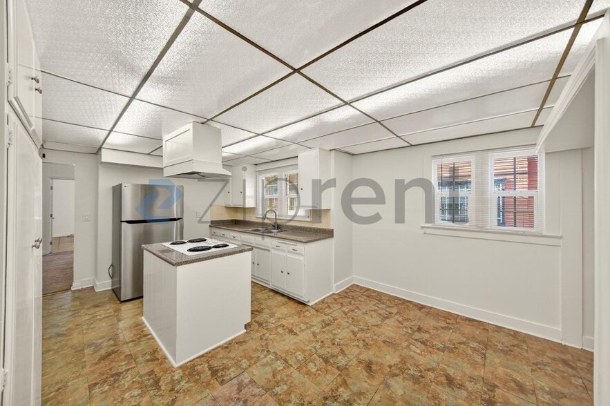 Building Photo - 4062 S Budlong Ave