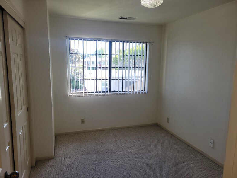 Bed 1 - 1058 Padre Dr