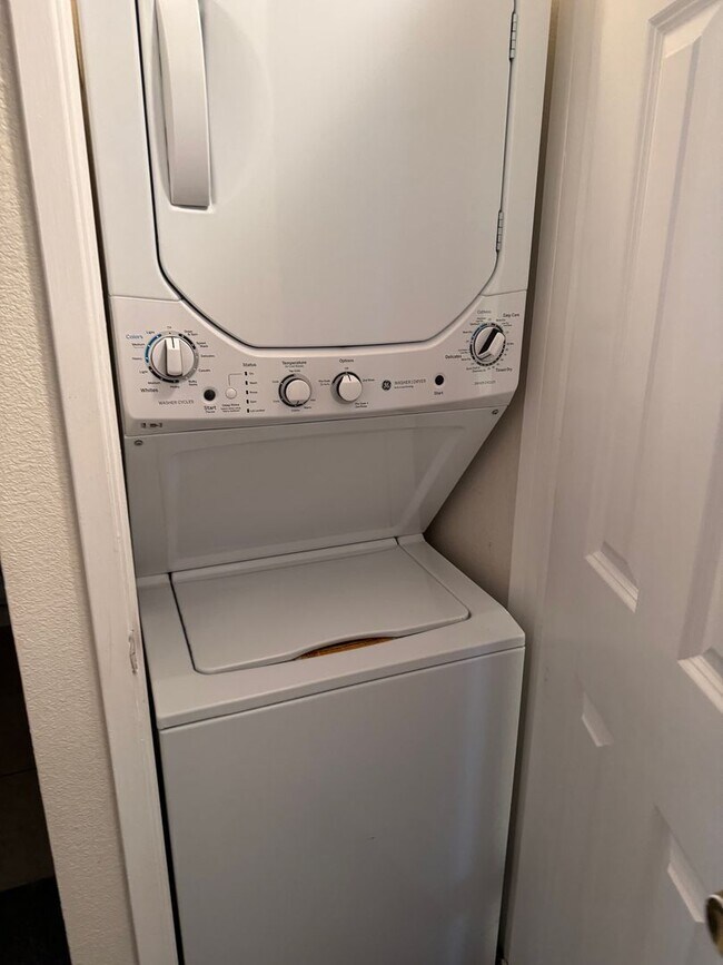 Building Photo - Spacious bright condo with new carpet and new paint and 2 bathrooms