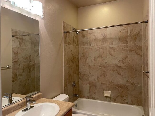 Building Photo - Popular 2BR/2.5BA 2 Story Townhome conveniently located close to PCC, U of A!