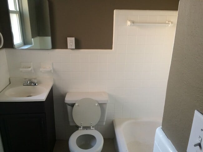 Building Photo - Charming 1-Bedroom Apartment at Jamieson Apartments – Updated & Cozy Living in St. Francis Neighb...