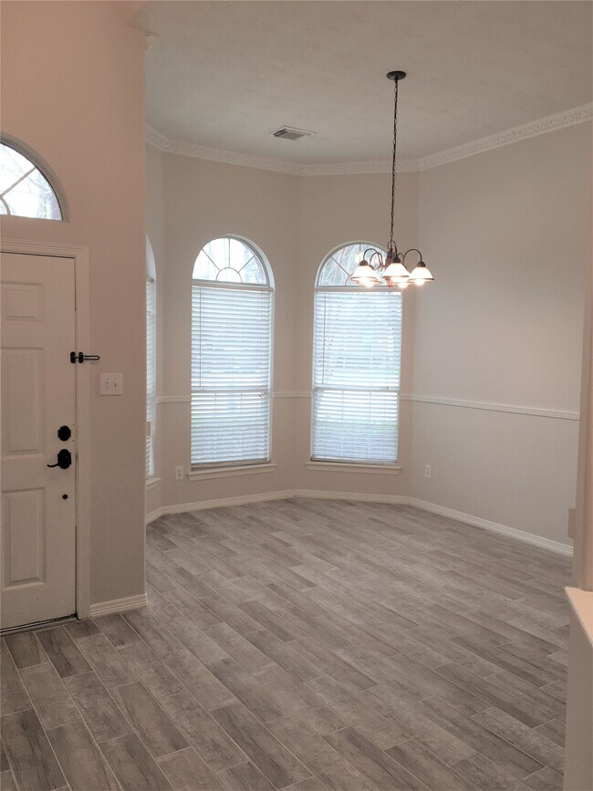 Building Photo - 2214 Valley View Crossing