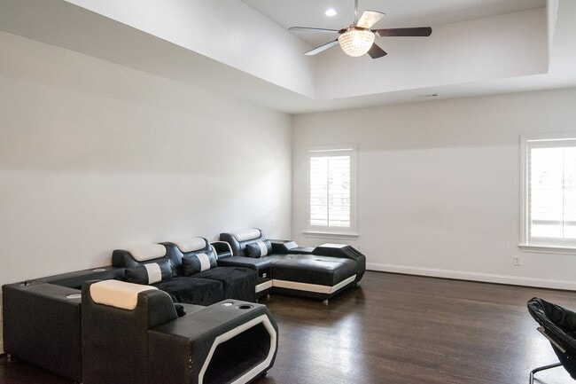 Building Photo - Luxury Living w/ Pool In Brentwood!