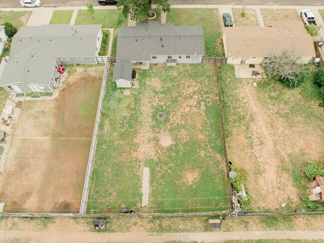 Building Photo - 610 E 54th St