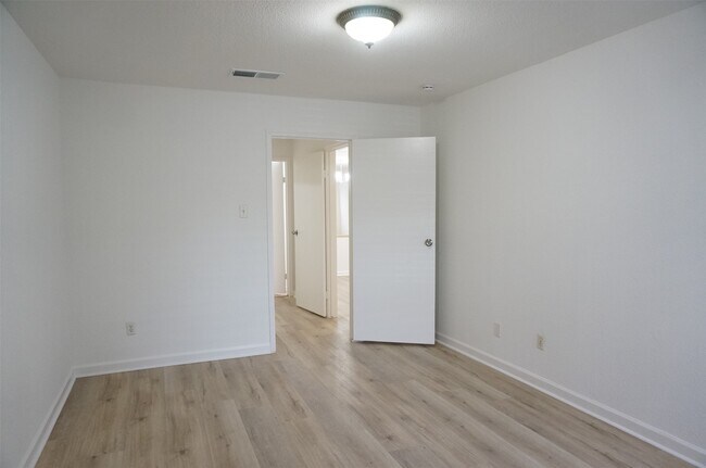 Building Photo - 7400 Bellerive Dr