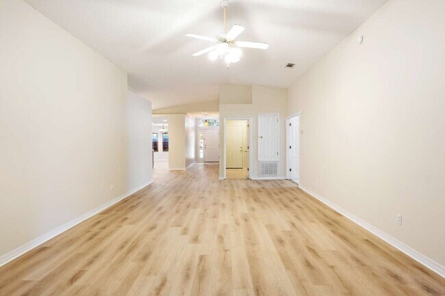 Building Photo - New Home for the Holidays – 4BR/2BA Near N...