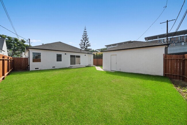 Building Photo - Stunning Fully Renovated 2 Bedroom 2 Bathroom Home
