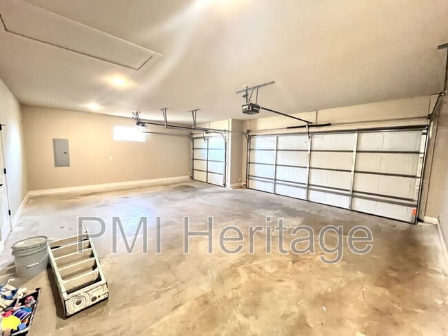 Building Photo - 557 Rossi St
