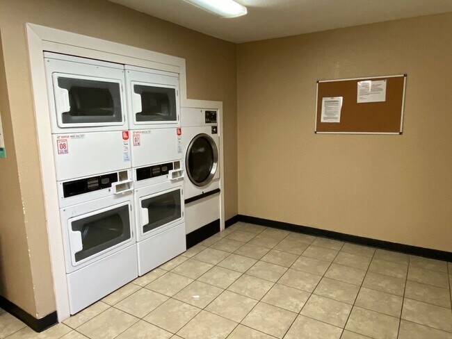 Building Photo - Madison Ballantyne 2 Bedroom Apartment