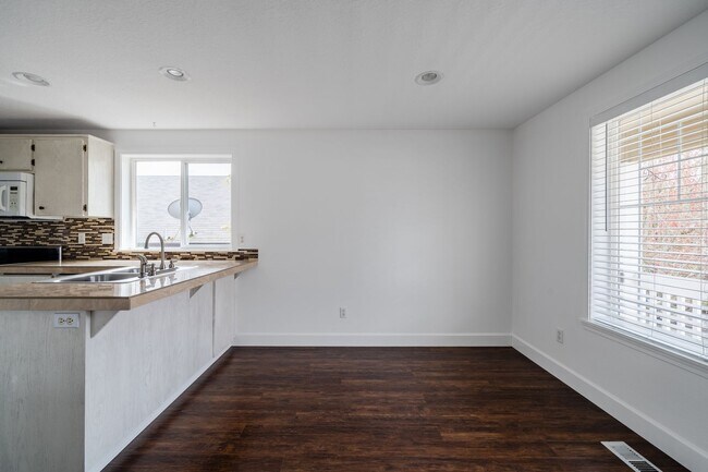 Building Photo - 14046 SE Summerfield Loop