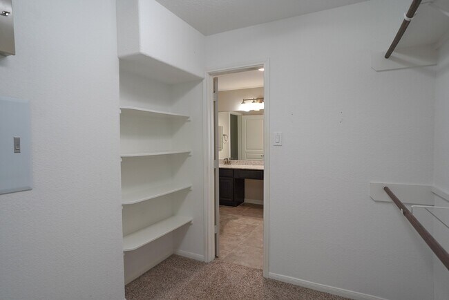 Building Photo - 7818 Lake Commons Dr