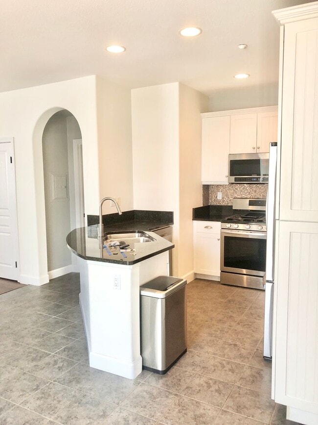Building Photo - Beautifully Upgraded & Appointed End Condo...
