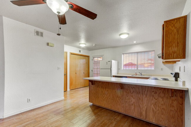 Building Photo - 1238 E Vogel Ave