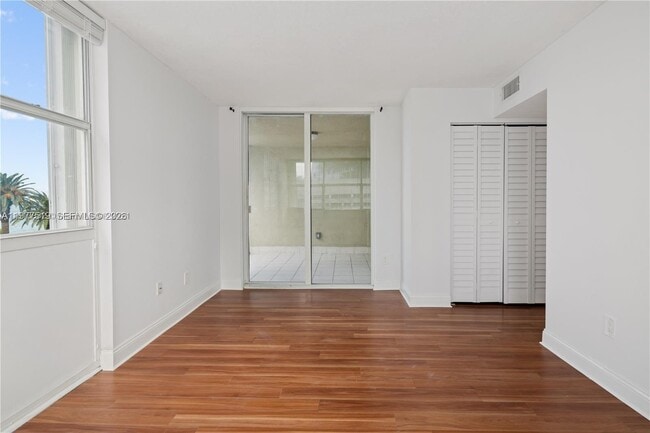 Building Photo - 1420 Brickell Bay Dr