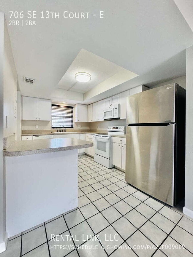 Building Photo - 706 SE 13th Ct