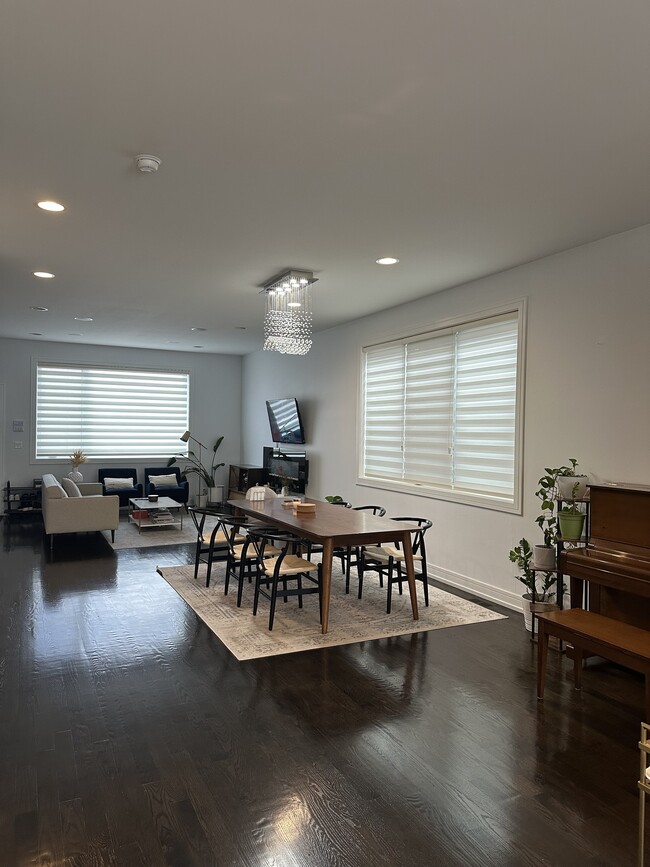 Building Photo - 2050 N Hamlin Ave