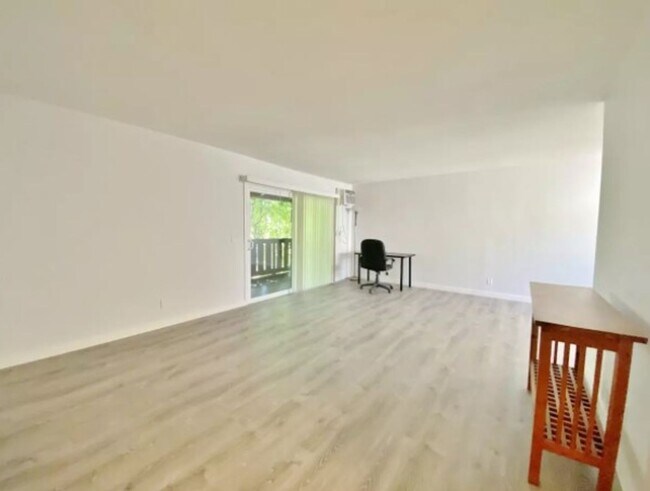 Building Photo - 1203