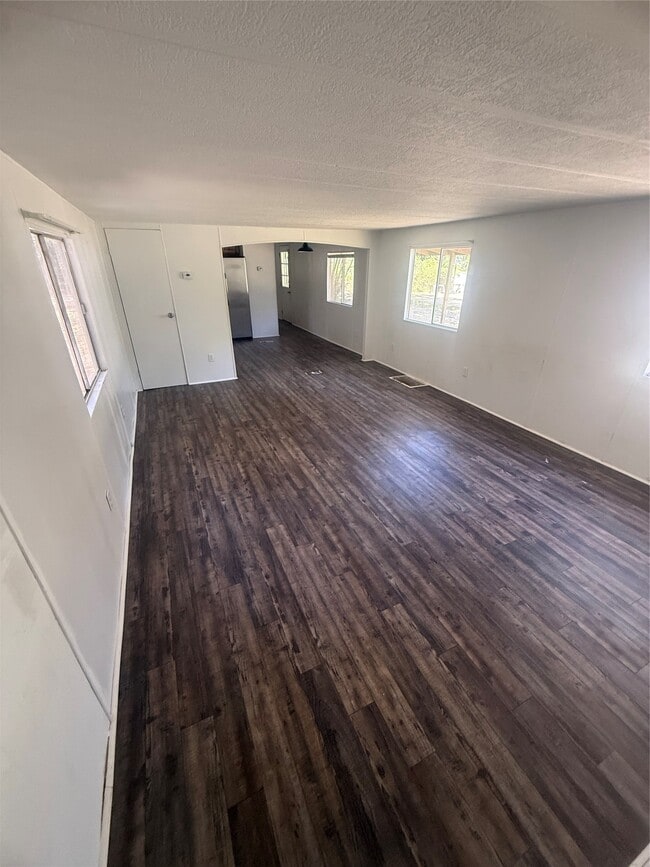 Building Photo - 933 S Pine Lake Rd