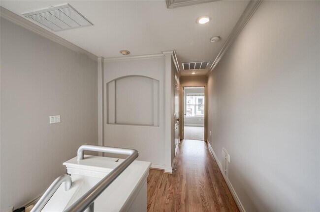 Building Photo - 315 Sandman St