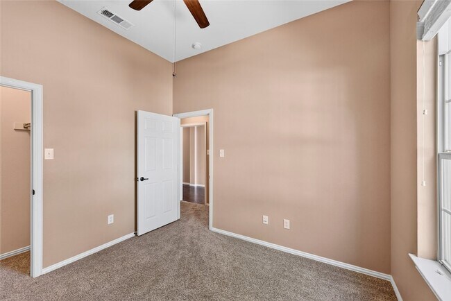 Building Photo - 417 Hackberry Dr