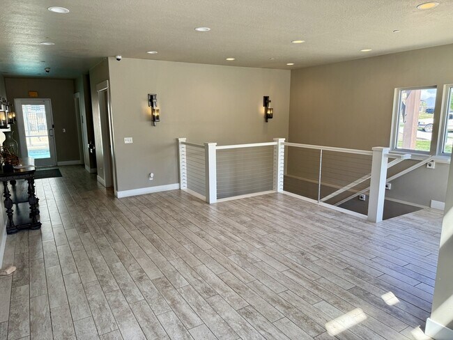 Building Photo - 1063 S State Rd