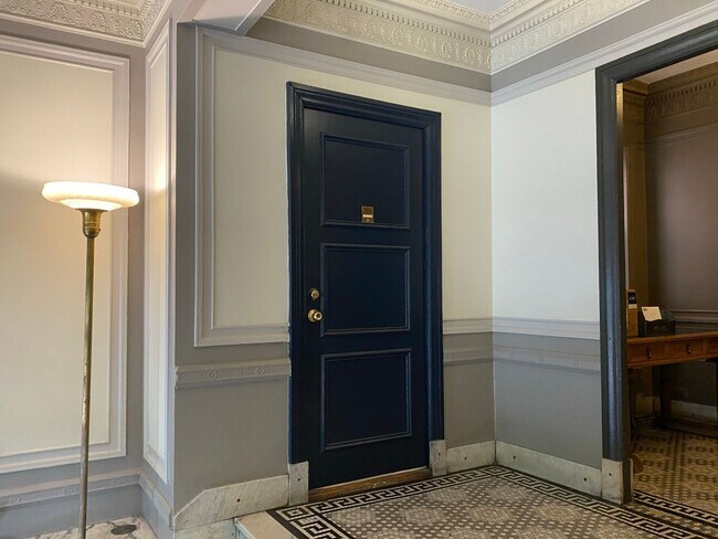 Building Photo - Have Breakfast at Tiffany's! Cozy Studio a...