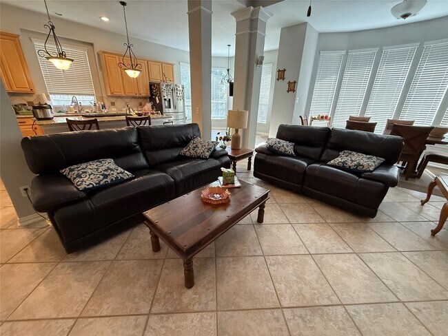 Building Photo - 814 Spring Mist Ct