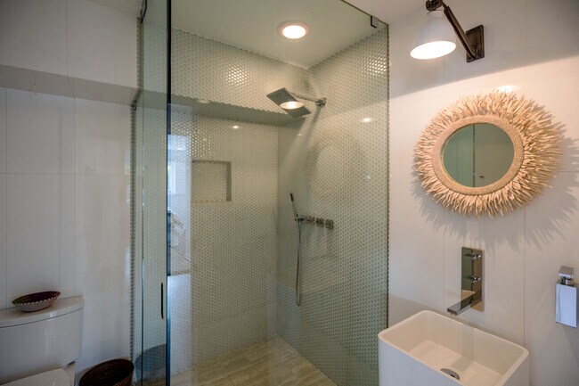 downstairs bathroom - 29225 Cliffside Dr