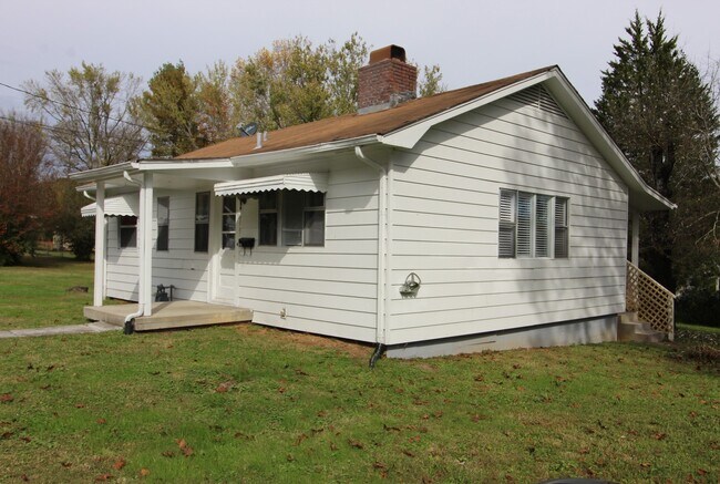 Building Photo - Absolutely adorable home in Oak Ridge