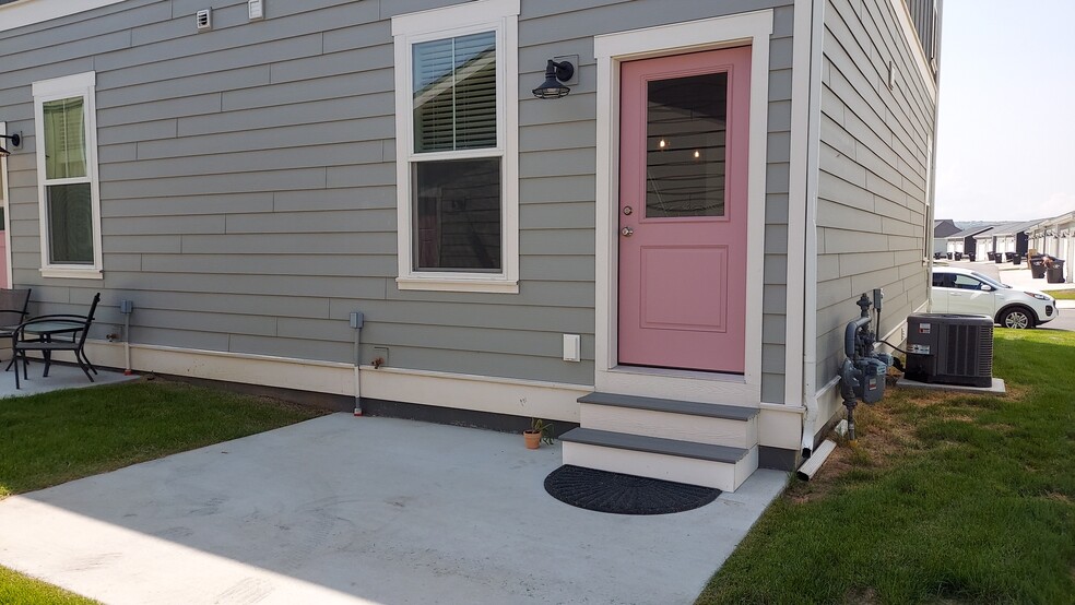 Building Photo - 6145 Farmstead Ave