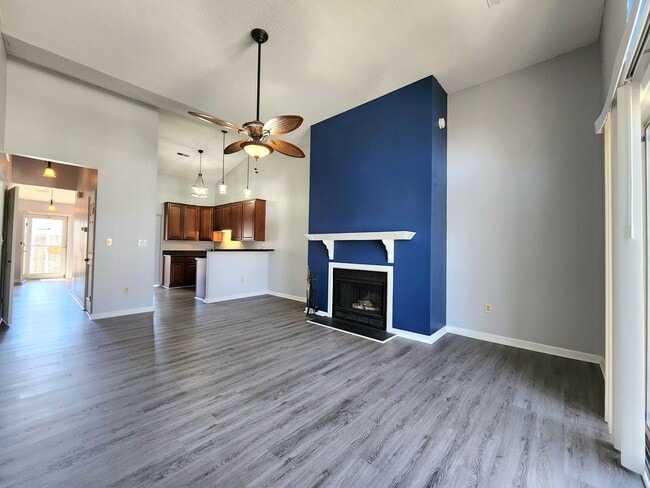 Building Photo - Top Floor Condo in Gated Community!