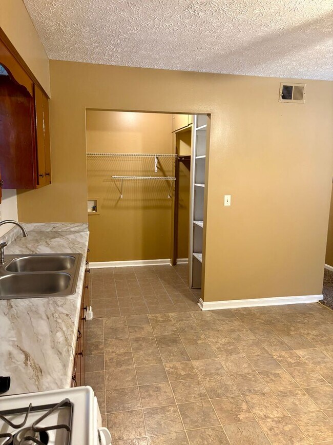 Building Photo - 3 bedroom home for rent
