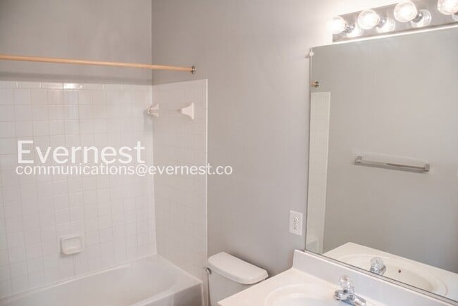 Building Photo - 3 Bed, 2.5 Bath Townhome with Modern Amenities / Available Soon!