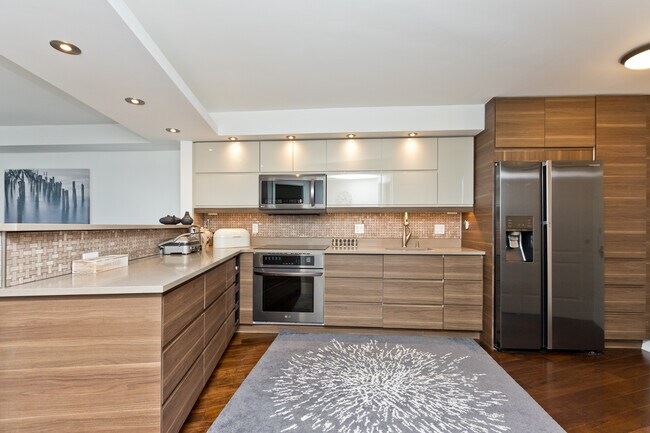 Building Photo - 300 N State St