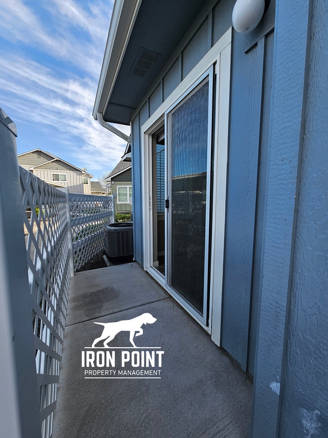 Building Photo - JE911