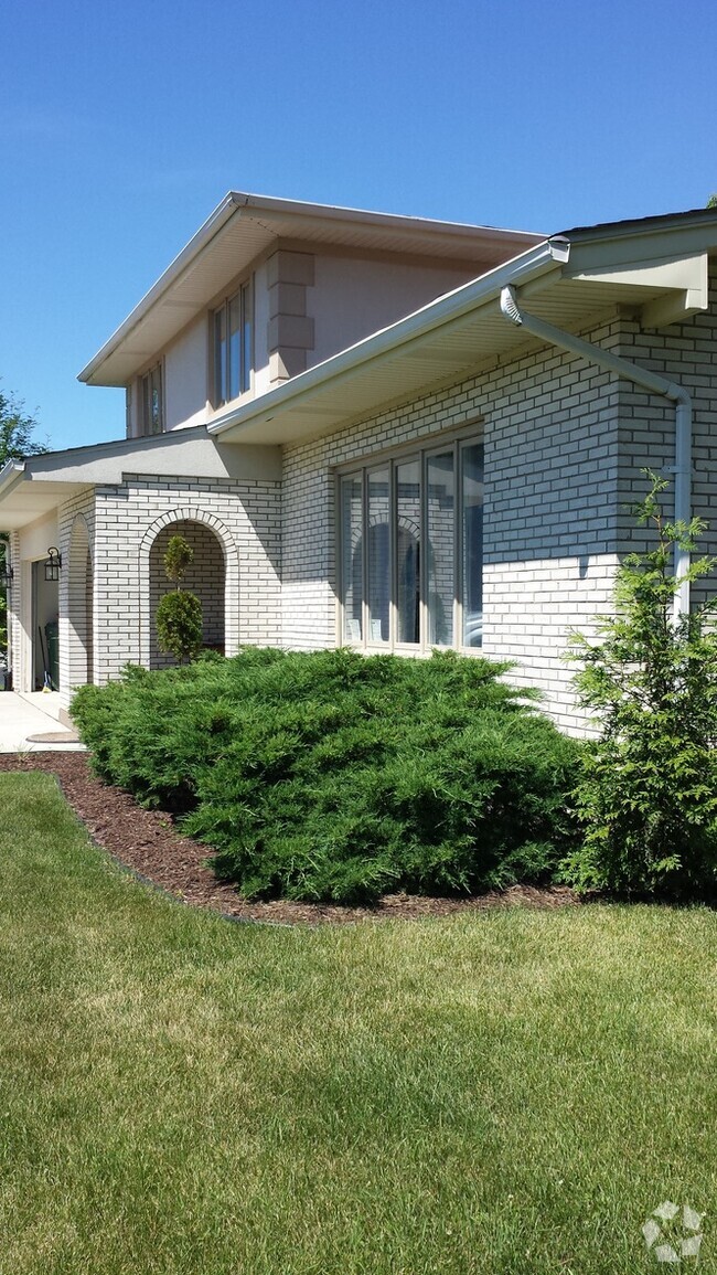 Building Photo - 13145 Meadowlark Dr