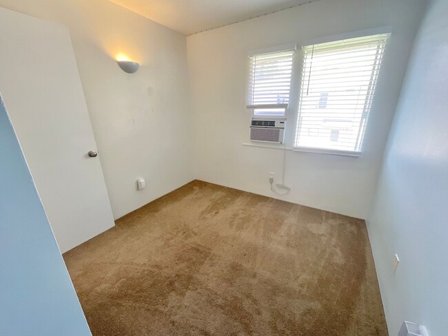 Building Photo - 3 Bedroom 2 Bath, 2 Parking, Convenient Lo...