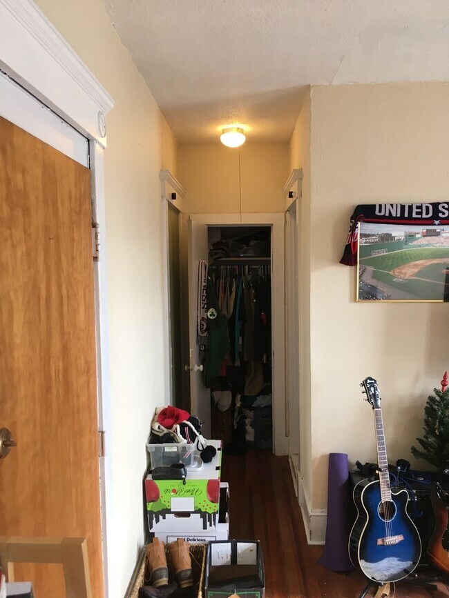 Building Photo - Bright 1BR in East Rock | Gas & Hot Water Included | Steps from Yale & Trails