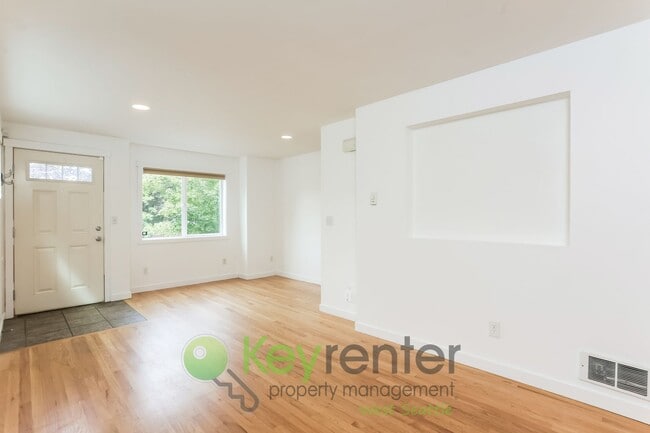 Building Photo - 3-Bedroom Beauty with Fenced Yard and Flex...