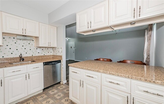 Building Photo - Bright & Spacious Unit with Natural Light