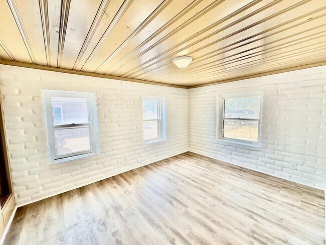 Building Photo - Fully Renovated West Fresno 4/2