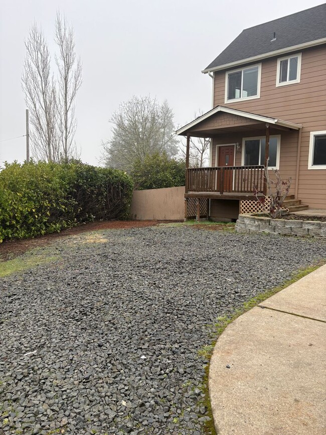 Building Photo - 3 Bedroom Duplex on Bailey Hill Rd