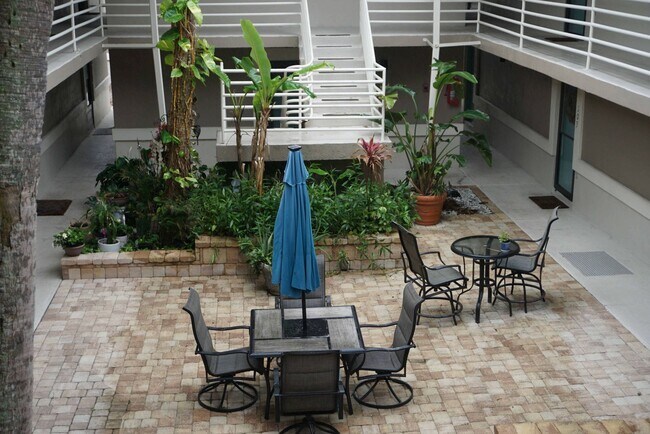 Building Photo - Furnished efficiency one block from the beach