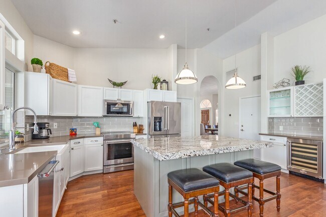 Building Photo - Come Settle In — This Scottsdale Gem Is Re...